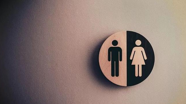 đia ỉa đ&ocirc;ng người